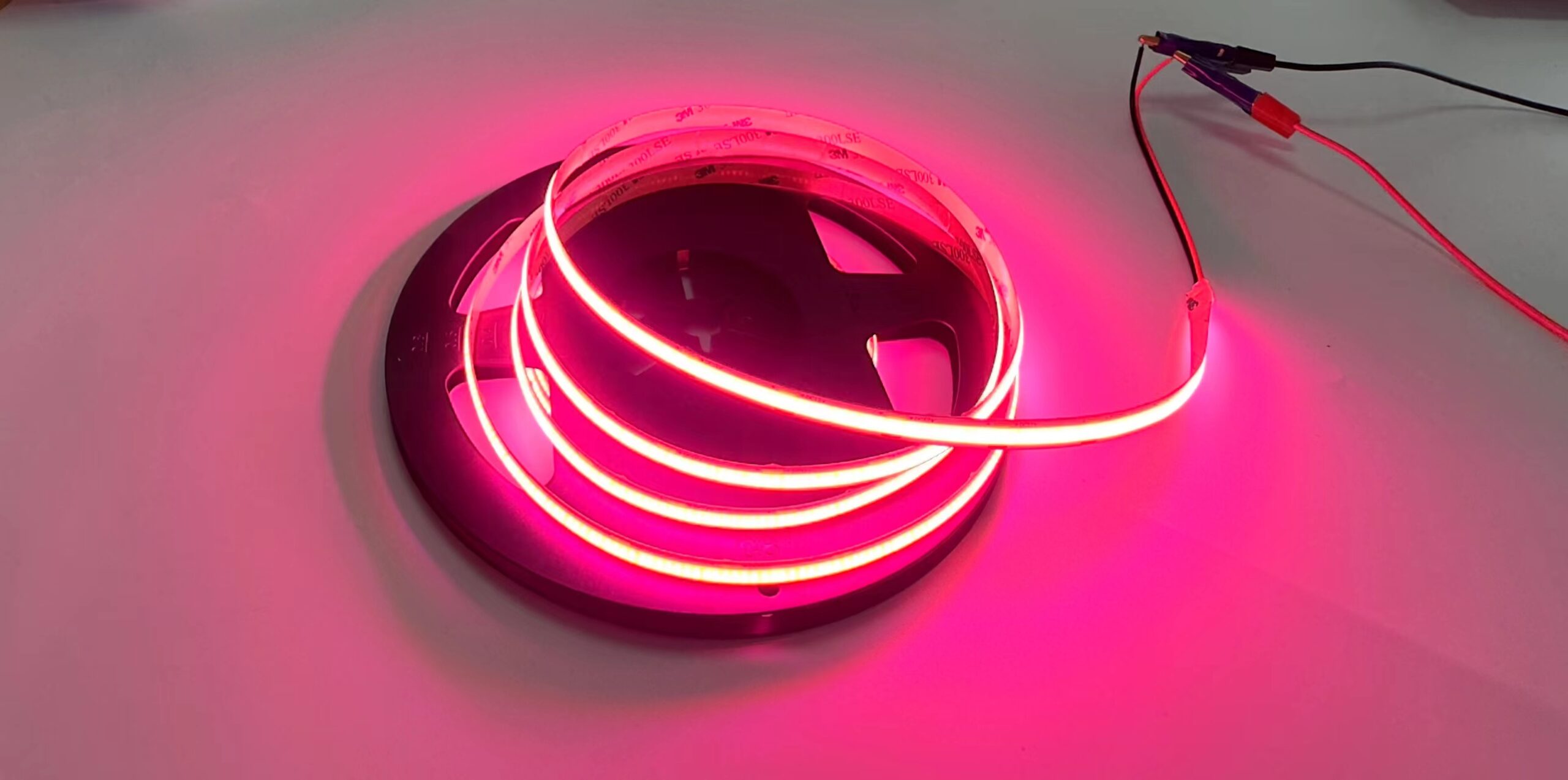 Taśma LED COB 480 9w/m różowa 12v ip20 /5m/p 1 Taśma LED COB 480 9W/m RÓŻOWA 12V IP20 /5m/P — oświetlenie LED